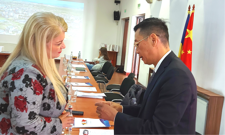 Câțiva membri ai AIM s-au întâlnit cu o delegație oficială din China